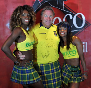 Ex Scotland and Rangers goalkeeper Alan Rough turns on the Brazilian Tartan style along with two lovely Brazilian dancers at Boteco do Brasil